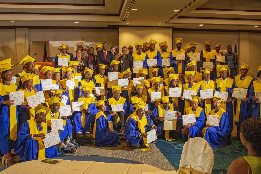 Photo de famille des 50 jeunes ambassadeurs de la paix par le sport