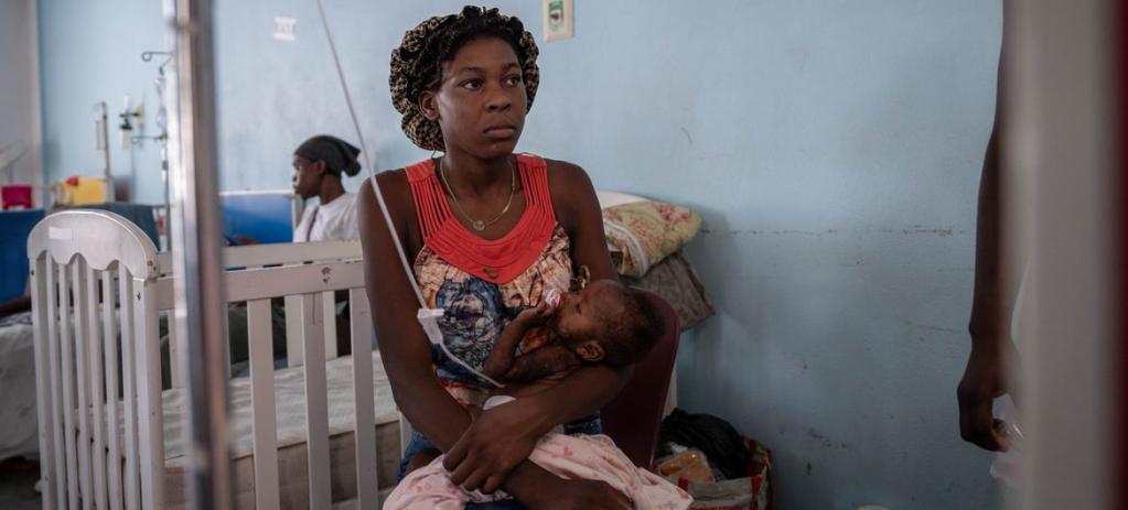 Yon timoun ki soufri malnitrisyon k ap pran swen nan lopital Universitaire Justinien ki Okap, Ayiti.