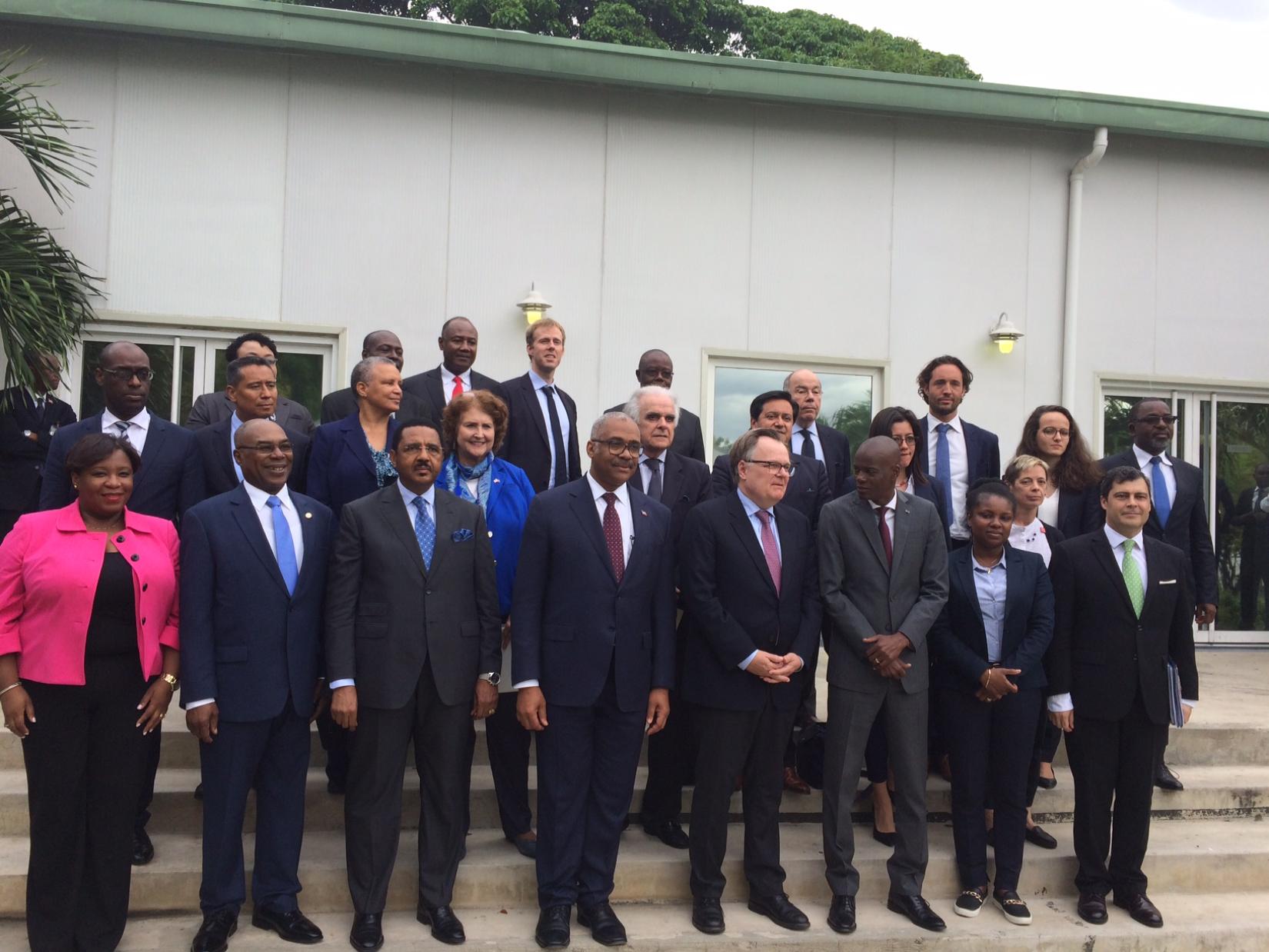 La délégation, composée des ambassadeurs représentant 17 états membres, avec le Président Moïse.