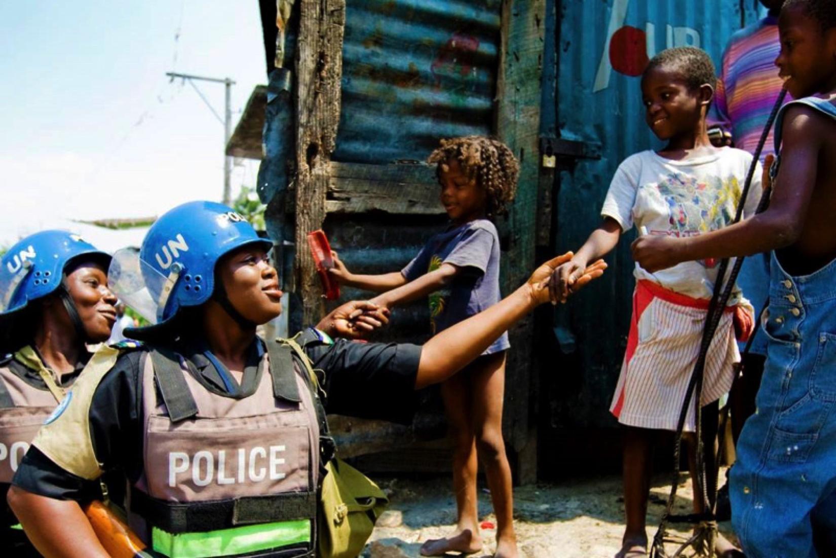 Les membres d’une unité de police constituée au sein de la Mission de stabilisation des Nations Unies en Haïti (MINUSTAH) patrouillent dans un quartier de la capitale, Port-au-Prince (2009). Photo de l’ONU/Marco Dormino