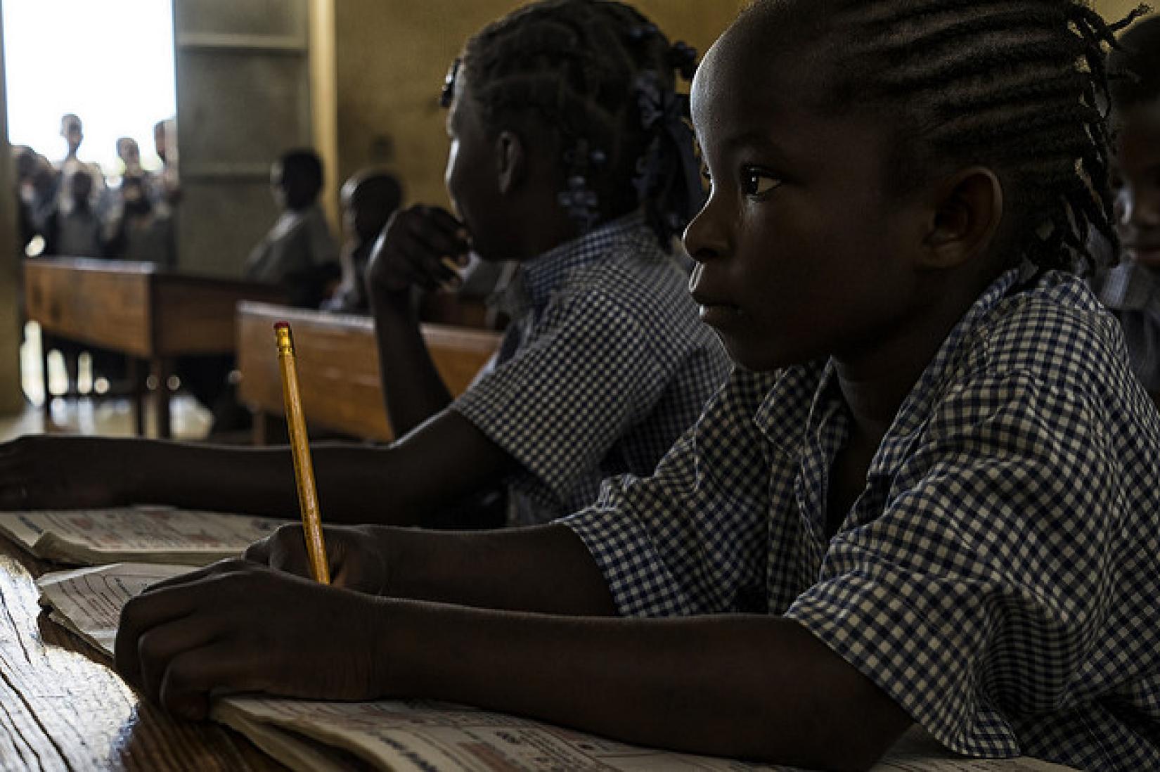 ​  L’accès des jeunes filles à l’éducation est un des priorités pour avancer les objectifs de développement. Logan Abassi/UN-MINUSTAH  ​