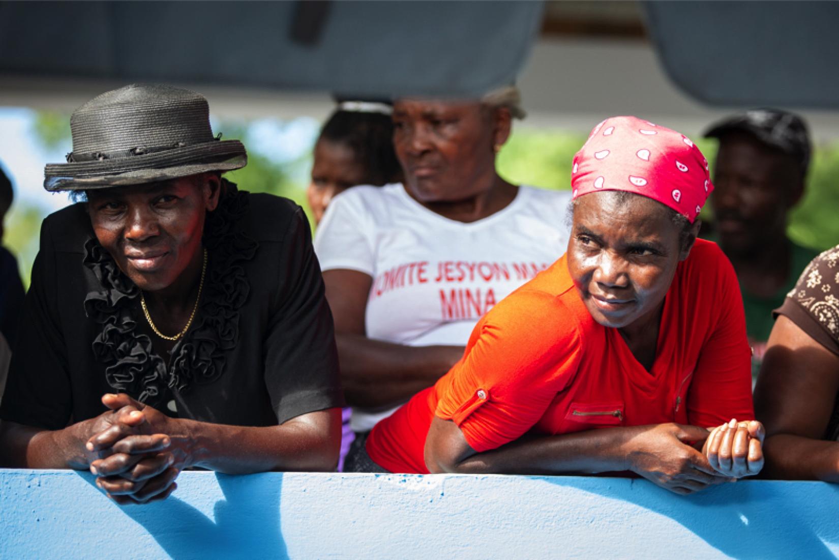 Des centaines de personnes de la communauté s´étaient réunies pour assister à l´inauguration du marché Mina le 15 Novembre. Photo: Baumann/UN