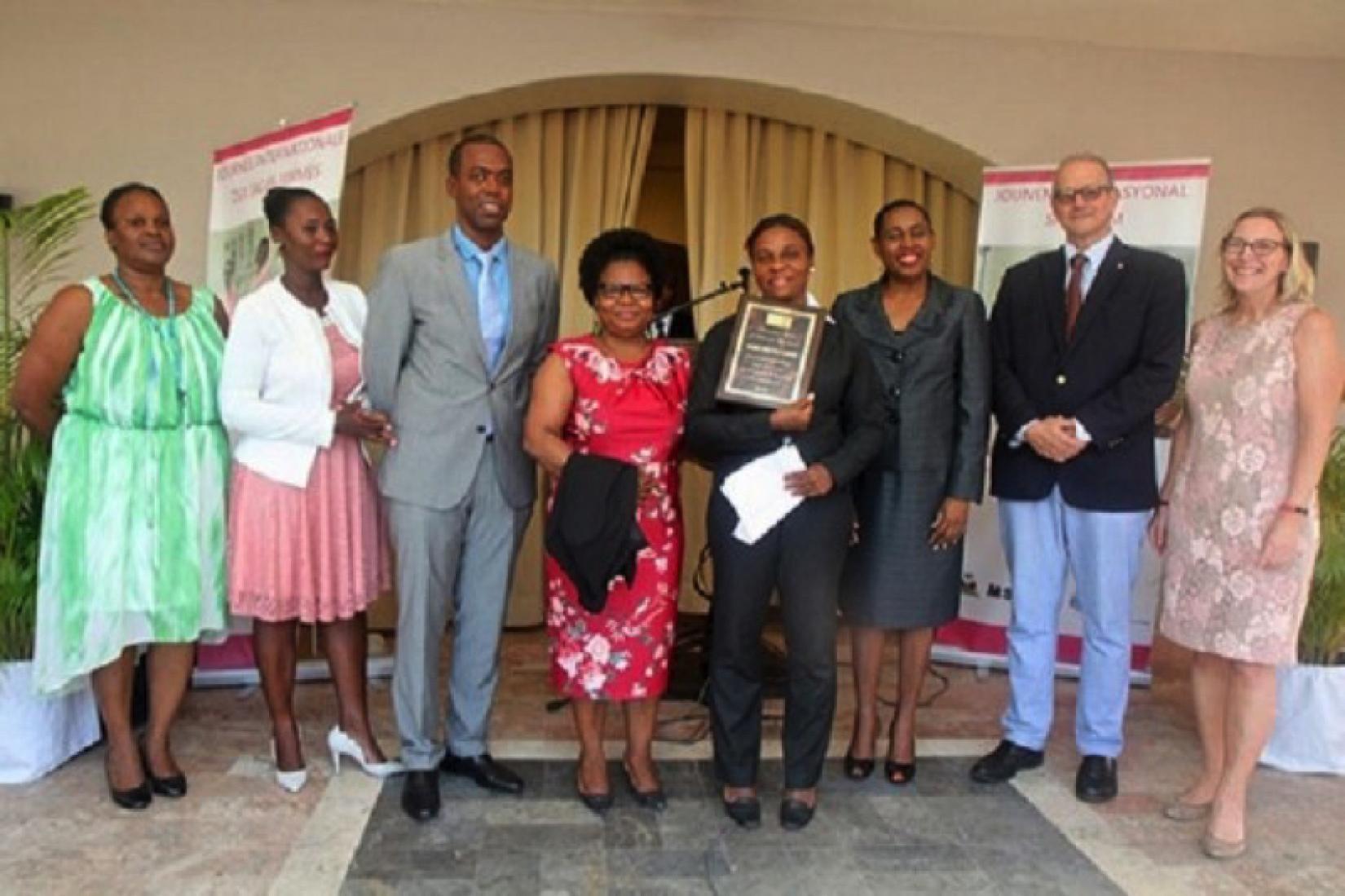 Miss Casimir avec des représentants du Gouvernement, du Parlement, de l’OPS-OMS et de l’Association des Infirmières Sages-Femmes d’Haïti. Photo: Nadia Todres