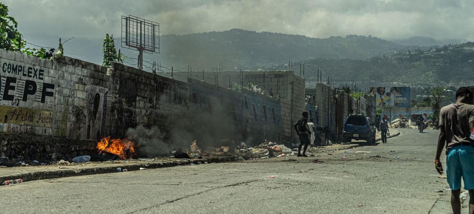 Des feux embrasent une rue de Cité-Soleil, dans l'aire urbaine de Port-au-Prince.