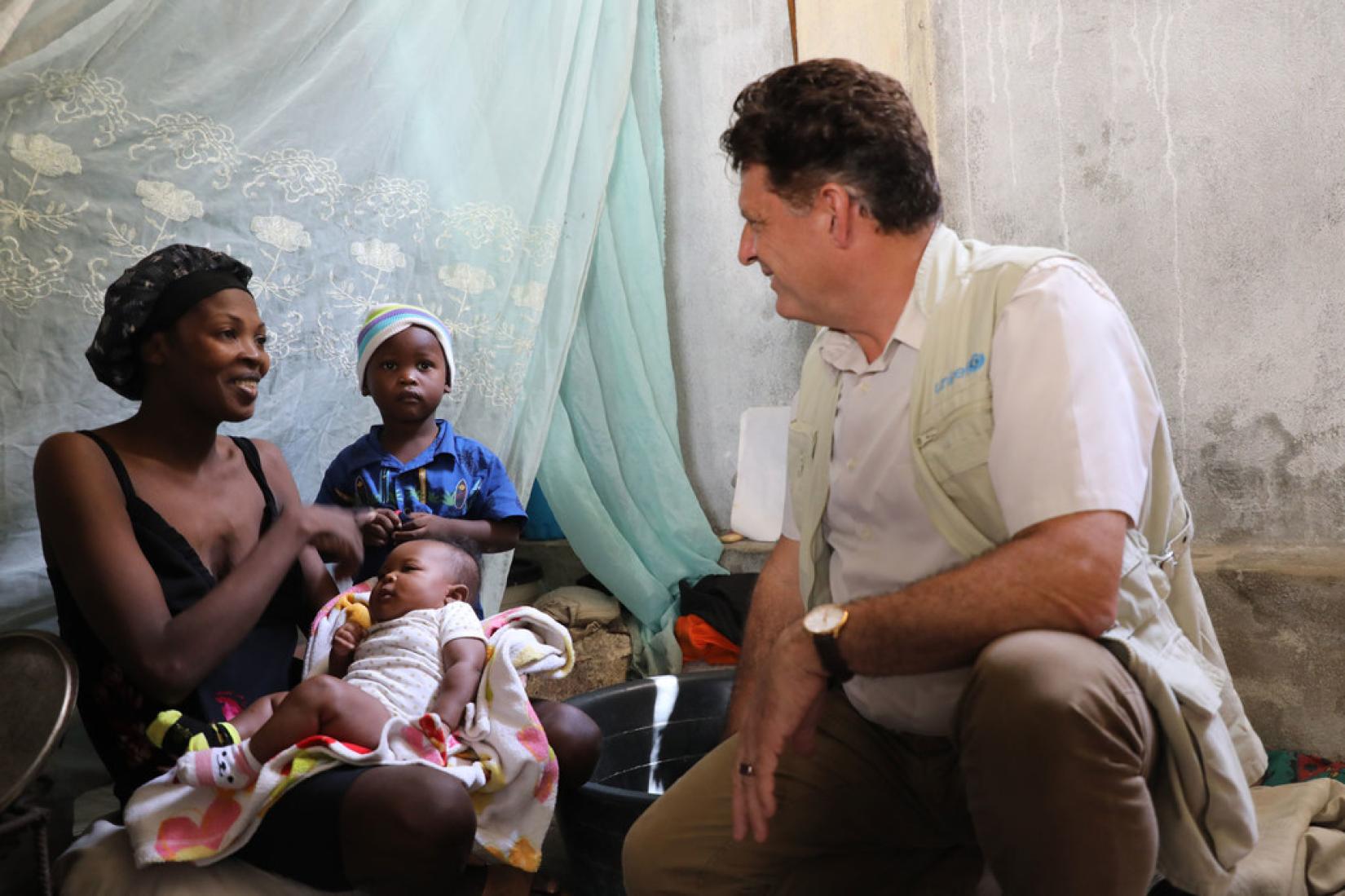 Le Représentant de l'UNICEF Bruno Maes visite un camp de personnes déplacées à Port-au-Prince.