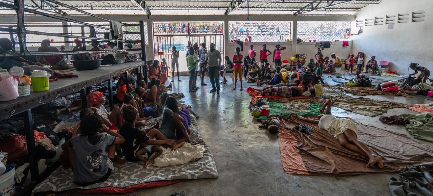 Des personnes déplacées se sont réfugié dans une arène de boxe du centre-ville de Port-au-Prince après avoir fui leurs maisons en raison des attaques de gangs.