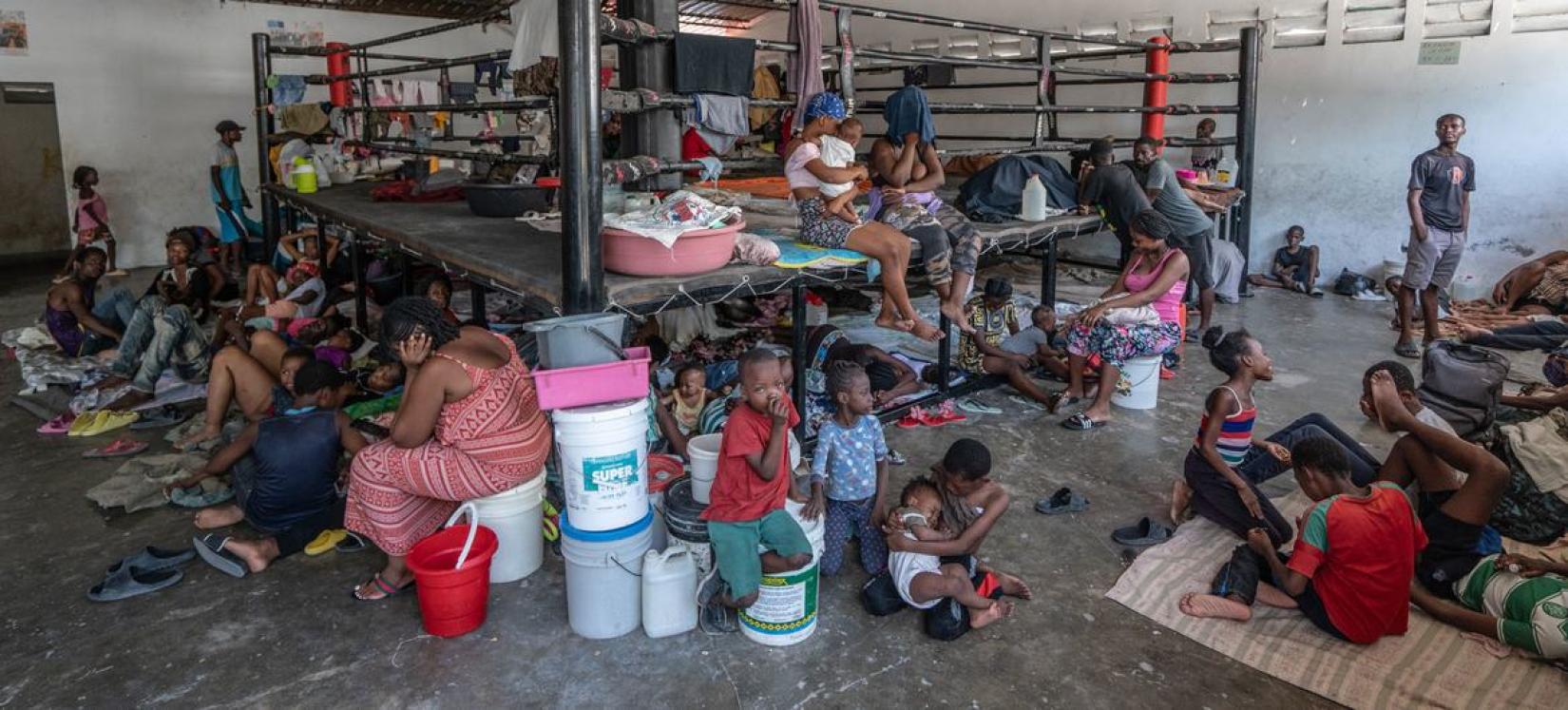 Des personnes déplacées s'abritent dans une arène de boxe du centre-ville de Port-au-Prince après avoir fui leur domicile lors d'attaques de gangs en août 2023.