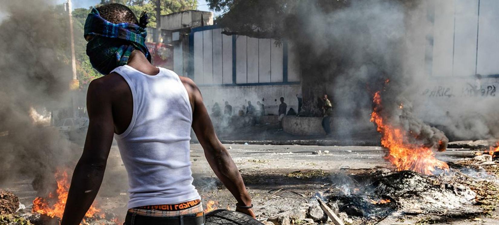 Moun ki santi kriz la twòp pou yo kap manifeste nan kèk ri nan mitan Pòtoprens.