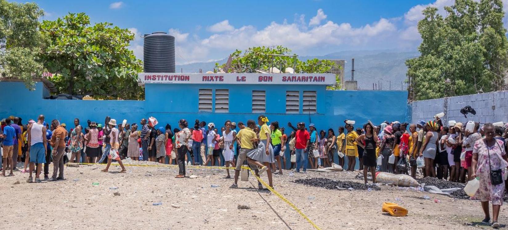 PAM k ap distribye manje bay moun nan Site Solèy, Ayiti.