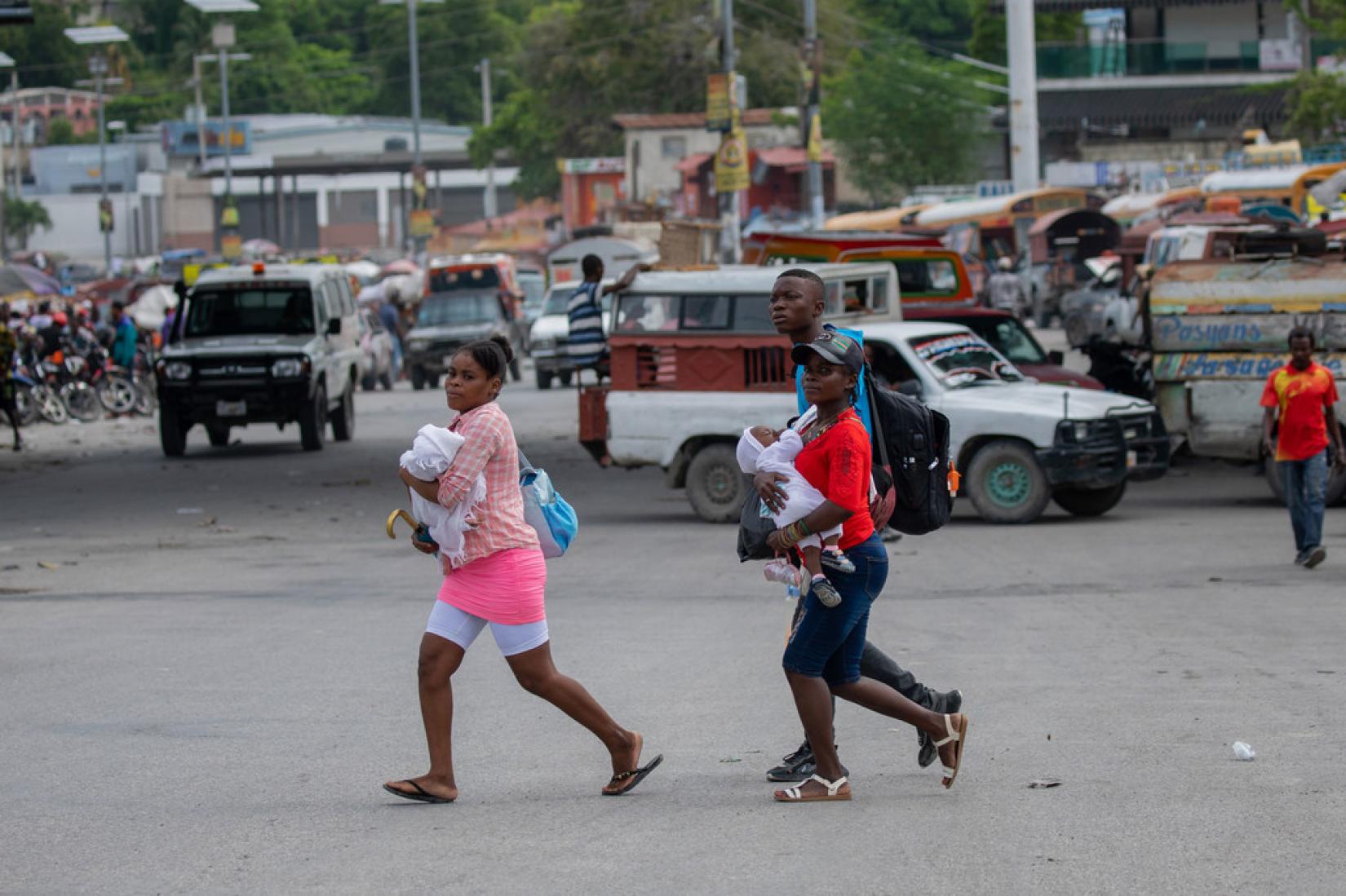 Fanmi yo kouri kite kay yo an nan mwa me 2024, apre atak gang yo nan katye Solino nan Pòtoprens, Ayiti.