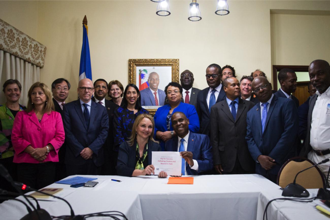 L'envoyée spéciale pour Haïti du Secrétaire général des Nations unies, Mme Josette Sheeran, avec le Premier ministre, Me Jean-Henry Céant, lors de la réunion spéciale du Comité de haut niveau sur le choléra le 16 Novembre 2018. Photo: Leonora Baumann