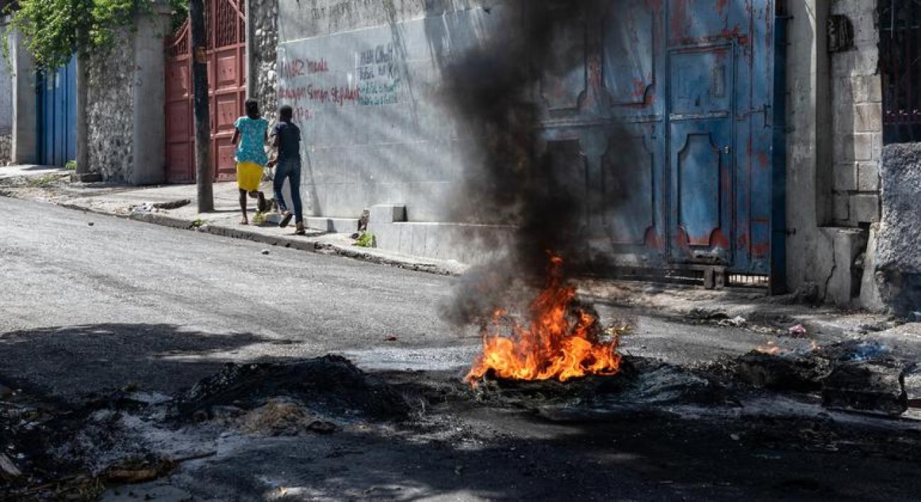 Des personnes marchent dans le quartier de Turgeau, l'un des quartiers de la capitale haïtienne, Port-au-Prince, les plus touchés par la violence des gangs.