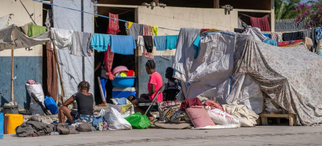 Des familles déplacées sont accueillies dans une école du centre de Port-au-Prince, Haïti.