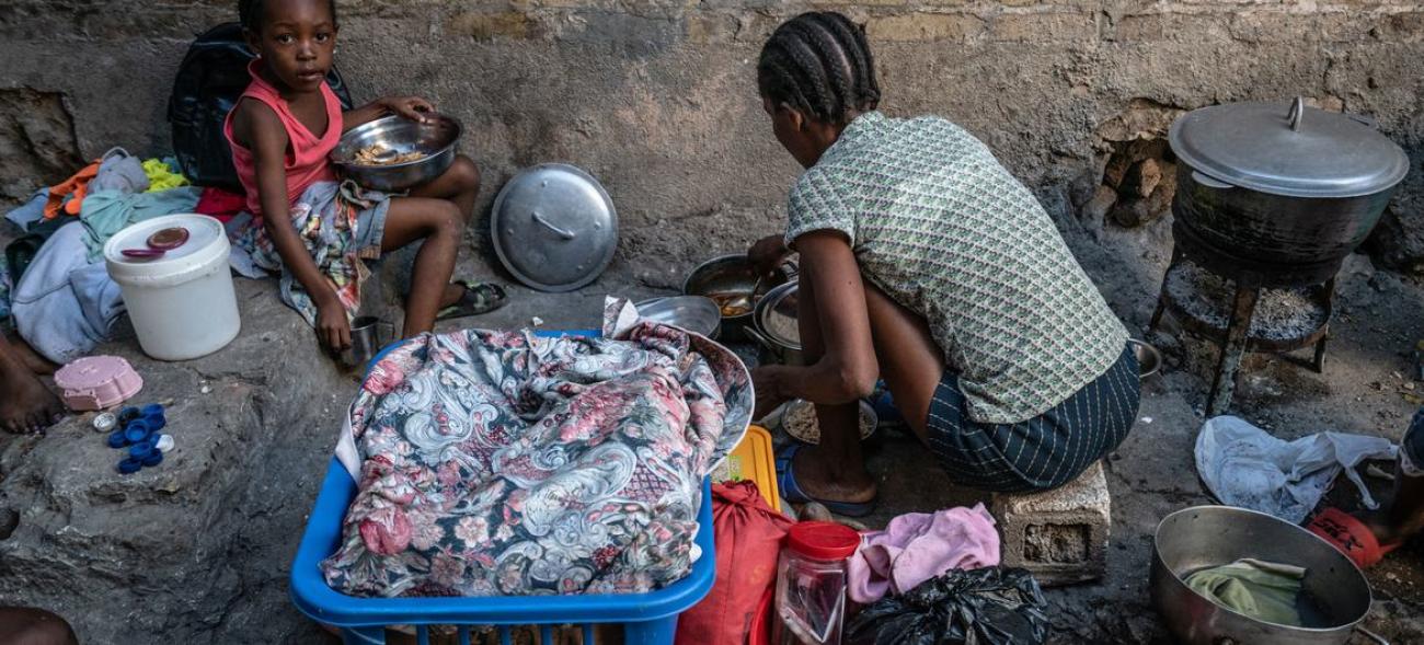 Moun ki kouri kite kay yo akoz vyolans y ap viv nan yon ansyen teyat nan sant vil Pòtoprens, Ayiti.