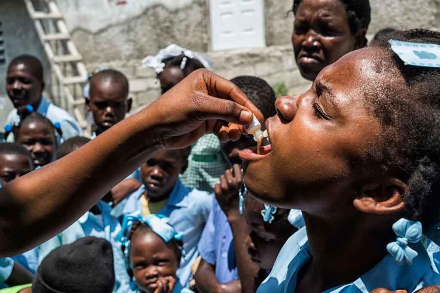 Une jeune fille recevant la vaccination orale du choléra. 