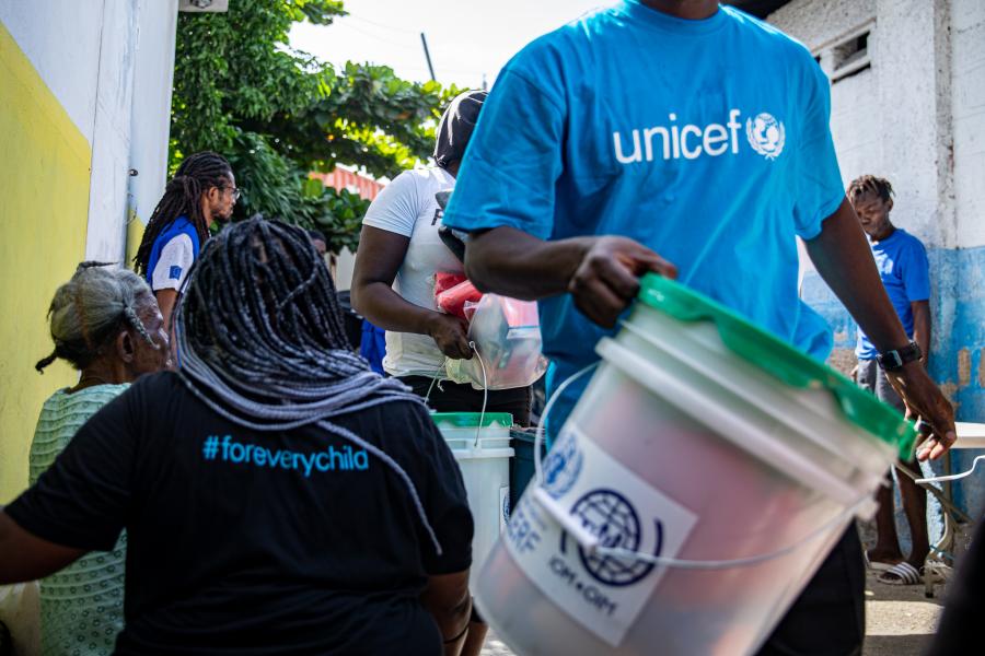 UNICEF delivers relief items in Cite Soleil    Credit WFP-Theresa Piorr
