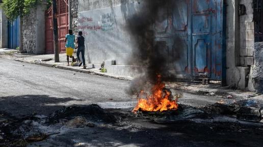 Des personnes marchent dans le quartier de Turgeau, l'un des quartiers de la capitale haïtienne, Port-au-Prince, les plus touchés par la violence des gangs.