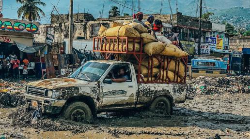 En Haïti, un véhicule s'enfonce dans la boue après la décrue des eaux.