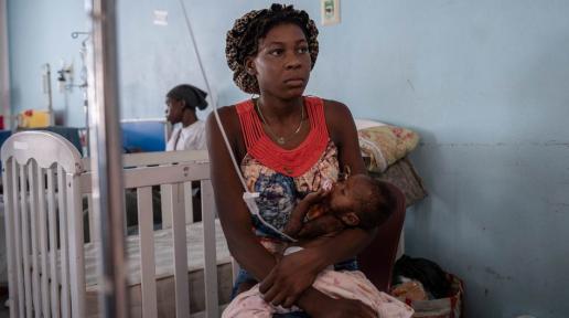 Yon timoun ki soufri malnitrisyon k ap pran swen nan lopital Universitaire Justinien ki Okap, Ayiti.